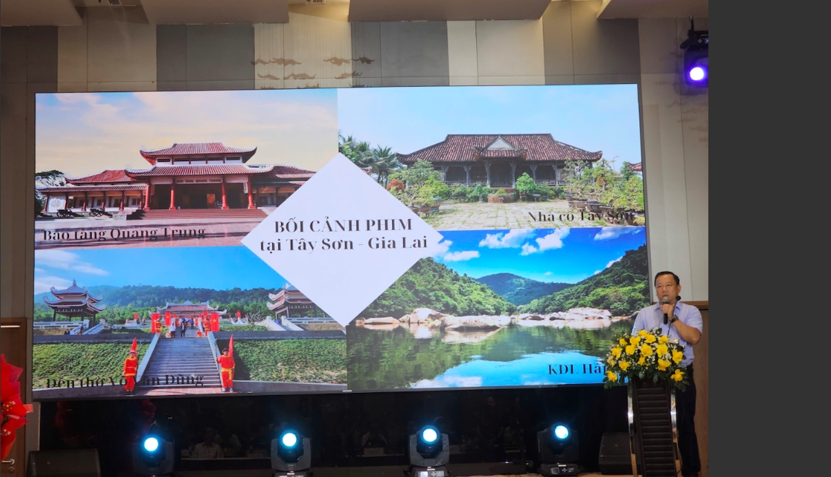 Anh Phúc Phan, cố vấn chiến lược dự án giới thiệu về bối cảnh phim. (Ảnh: T.N) Anh Phúc Phan, cố vấn chiến lược dự án giới thiệu về bối cảnh phim. (Ảnh: T.N)