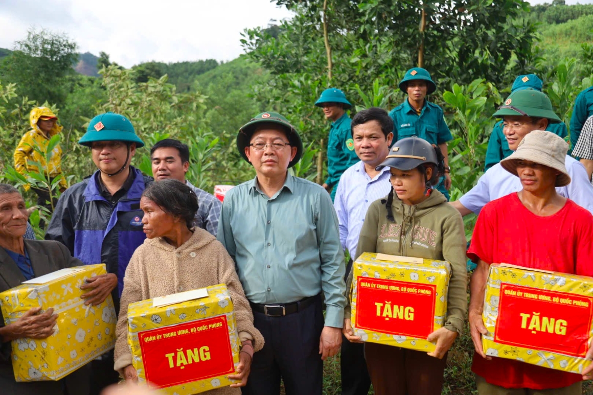 Phó Thủ tướng Chính phủ Hồ Quốc Dũng tặng quà cho bà con miền núi tỉnh Quảng Ngãi bị ảnh hưởng bão lũ . (Ảnh T.T)  Phó Thủ tướng Chính phủ Hồ Quốc Dũng tặng quà cho bà con miền núi tỉnh Quảng Ngãi bị ảnh hưởng bão lũ . (Ảnh T.T)