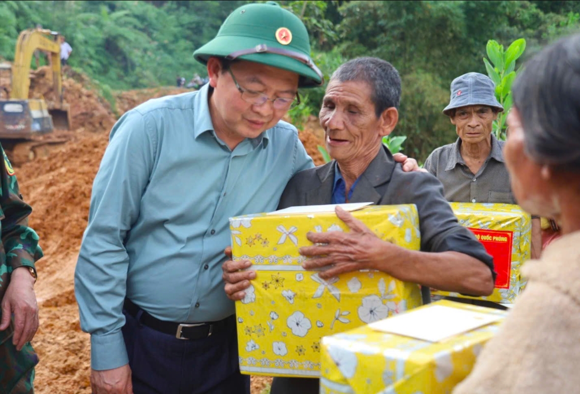 Phó Thủ tướng Chính phủ Hồ Quốc Dũng động viên bà con miền núi tỉnh Quảng Ngãi bị ảnh hưởng bão lũ sớm vượt qua khó khăn. (Ảnh T.T)  Phó Thủ tướng Chính phủ Hồ Quốc Dũng động viên bà con miền núi tỉnh Quảng Ngãi bị ảnh hưởng bão lũ sớm vượt qua khó khăn. (Ảnh T.T)