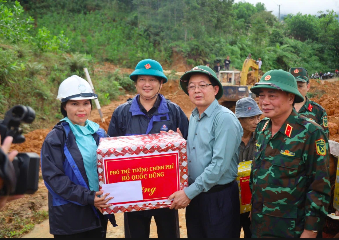 Phó Thủ tướng Chính phủ Hồ Quốc Dũng tặng quà cho các địa phương bị ảnh hưởng bão lũ . (Ảnh T.T)  Phó Thủ tướng Chính phủ Hồ Quốc Dũng tặng quà cho các địa phương bị ảnh hưởng bão lũ . (Ảnh T.T)