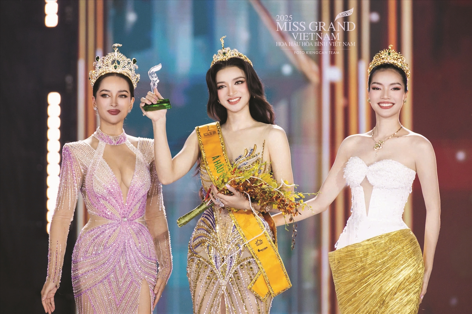 Đinh Y Quyên (người ở giữa) rực rỡ trong đêm đăng quang Miss Grand Vietnam 2025