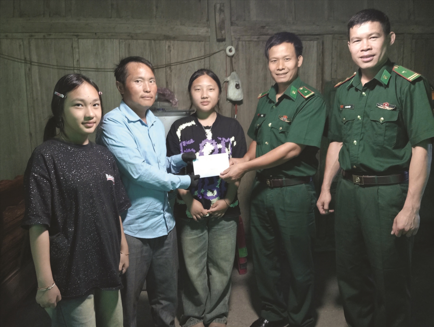 Cháu Lỳ Tầm Như, bản Tiền Tiêu, xã Nậm Cắn nhận quà của Đồn Biên phòng Nậm Cắn khi bước vào năm học mới