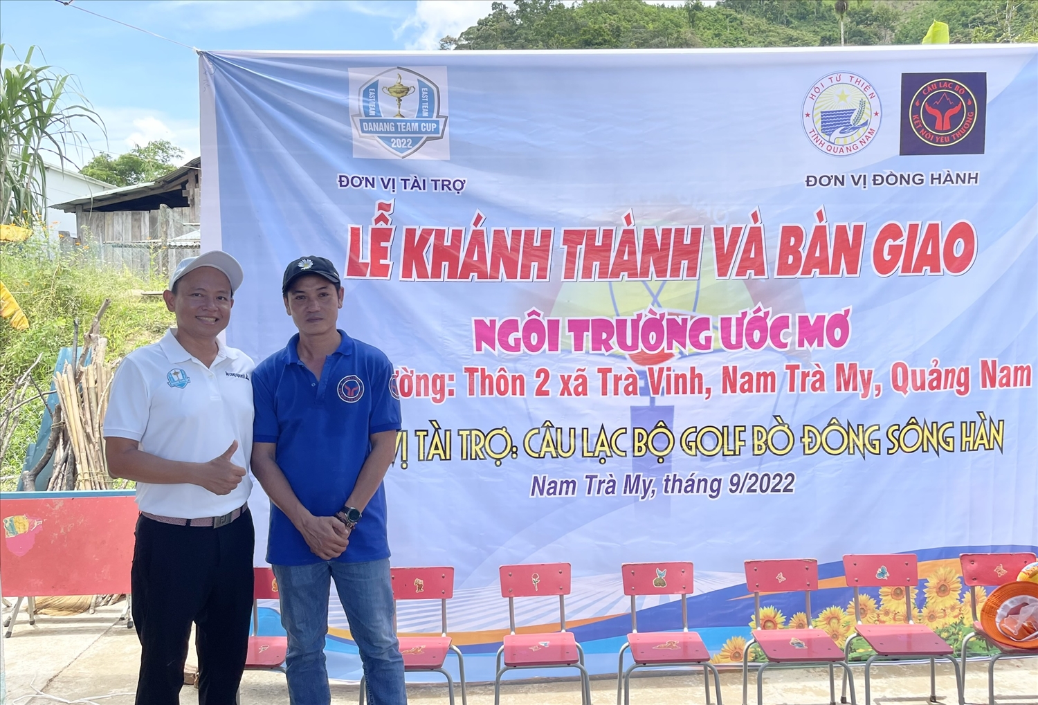 Thầy Vỹ (bên phải) kêu gọi xây dựng điểm trường ở thôn 2, Trà Vinh Thầy Vỹ (bên phải) kêu gọi xây dựng điểm trường ở thôn 2, Trà Vinh