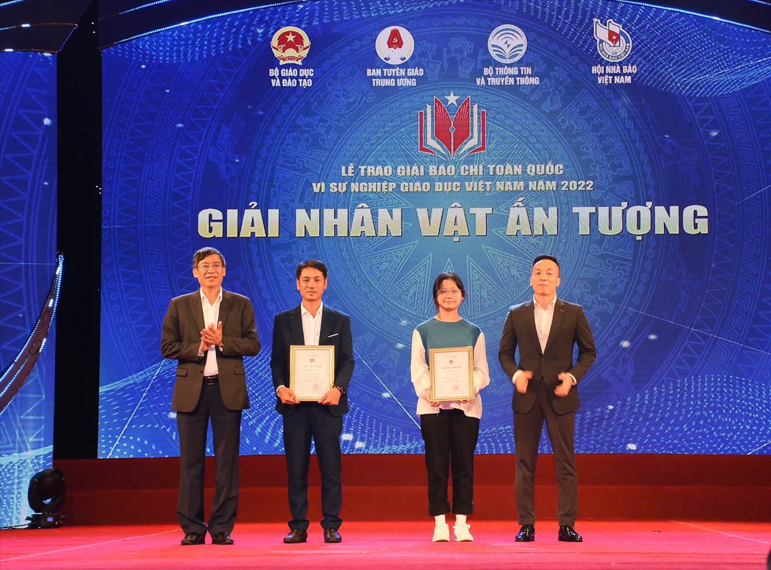 Thầy Nguyễn Trần Vỹ được vinh danh vì góp phần trong sự nghiệp giáo dục Thầy Nguyễn Trần Vỹ được vinh danh vì góp phần trong sự nghiệp giáo dục