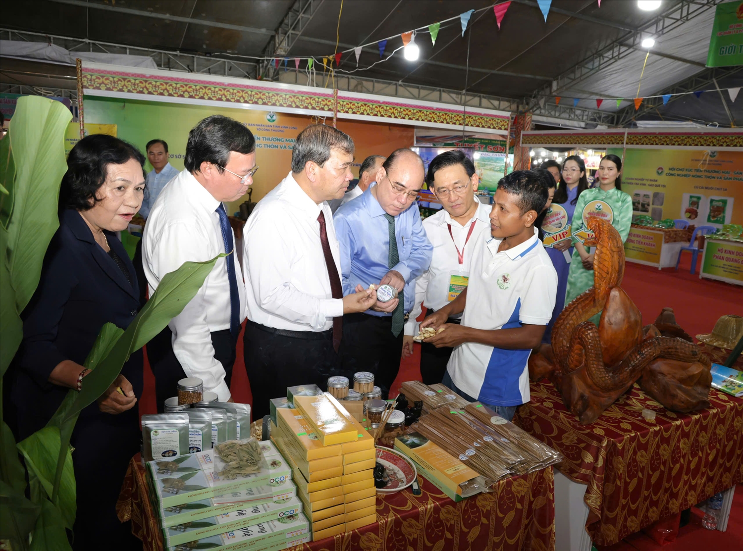 Lãnh đạo tỉnh Vĩnh Long tham quan gian hàng trưng bày tại Hội chợ xúc tiến thương mại và sản phẩm OCOP, khai mạc vào tối 30/10. (Ảnh: TP) Lãnh đạo tỉnh Vĩnh Long tham quan gian hàng trưng bày tại Hội chợ xúc tiến thương mại và sản phẩm OCOP, khai mạc vào chiều tối 30/10. (Ảnh: TP)