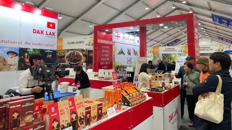 Các sản phẩm của thương hiệu MISS EDE, tỉnh Đắk Lắk trưng bày tại Triển lãm Thực phẩm lên men Quốc tế Hàn Quốc lần thứ 23 (IFFE 2025). Ảnh: ITN Các sản phẩm của thương hiệu MISS EDE, tỉnh Đắk Lắk trưng bày tại Triển lãm Thực phẩm lên men Quốc tế Hàn Quốc lần thứ 23 (IFFE 2025). Ảnh: ITN