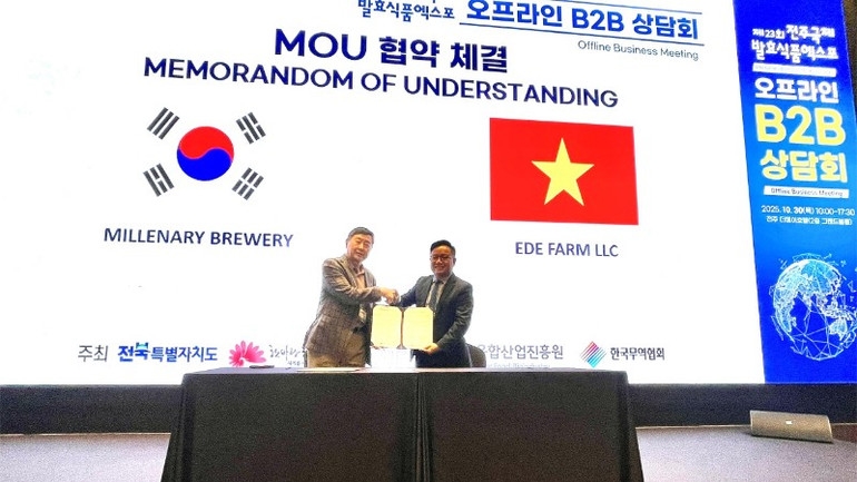 Tại triển lãm, ông Hoàng Danh Hữu, nhà sáng lập thương hiệu MISS EDE đã ký kết với một đối tác phân phối sản phẩm tại thành phố Jeonju, tỉnh Jeonbuk, Hàn Quốc. Ảnh: ITN Tại triển lãm, ông Hoàng Danh Hữu, nhà sáng lập thương hiệu MISS EDE đã ký kết với một đối tác phân phối sản phẩm tại thành phố Jeonju, tỉnh Jeonbuk, Hàn Quốc. Ảnh: ITN