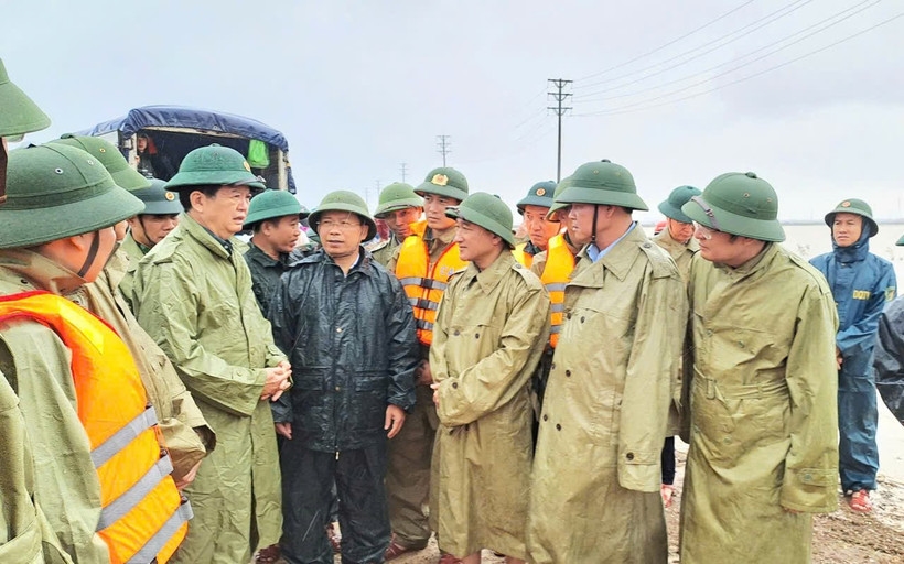 Phó Thủ tướng Mai Văn Chính kiểm tra tình hình ứng phó mưa lũ tại Vũng Áng (Hà Tĩnh) Phó Thủ tướng Mai Văn Chính kiểm tra tình hình ứng phó mưa lũ tại Vũng Áng (Hà Tĩnh)