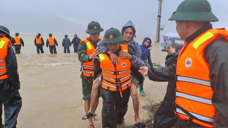 Các lực lượng vũ trang hỗ trợ người dân sơ tán khỏi nơi ngập lụt ở Vũng Áng (Hà Tĩnh) Các lực lượng vũ trang hỗ trợ người dân sơ tán khỏi nơi ngập lụt ở Vũng Áng (Hà Tĩnh)