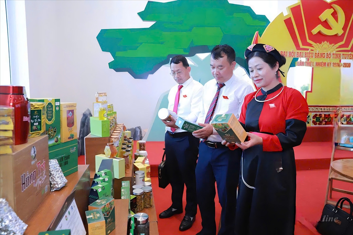 Các sản phẩm chè của tỉnh ngày càng khẳng định thương hiệu trên trường quốc tế. Trong ảnh: Các đại biểu tham quan sản phẩm chè trưng bày tại Đại hội Đảng bộ tỉnh Tuyên Quang lần thứ I. Ảnh: ITN Các sản phẩm chè của tỉnh ngày càng khẳng định thương hiệu trên trường quốc tế. Trong ảnh: Các đại biểu tham quan sản phẩm chè trưng bày tại Đại hội Đảng bộ tỉnh Tuyên Quang lần thứ I. Ảnh: ITN