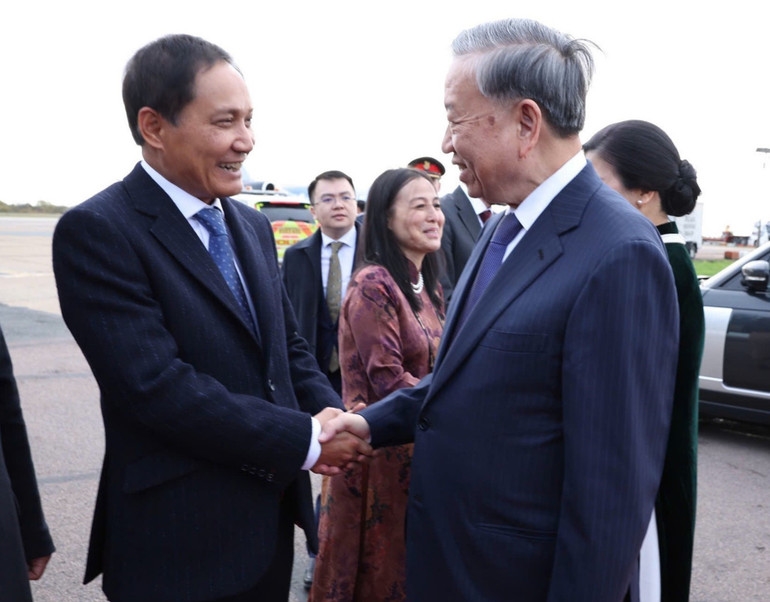 Đại sứ Đỗ Minh Hùng tiễn Tổng Bí thư Tô Lâm và Phu nhân. (Ảnh: THỐNG NHẤT/TTXVN) Đại sứ Đỗ Minh Hùng tiễn Tổng Bí thư Tô Lâm và Phu nhân. (Ảnh: THỐNG NHẤT/TTXVN)