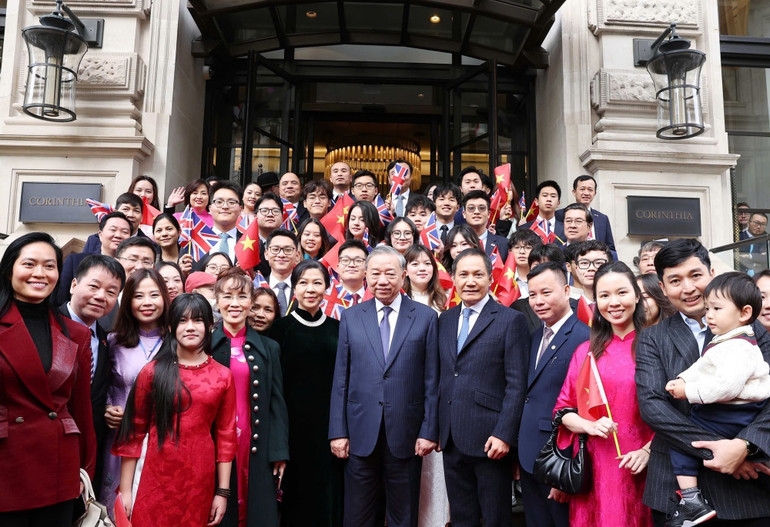 Cộng đồng người Việt Nam tại Anh tiễn Tổng Bí thư Tô Lâm và Phu nhân. (Ảnh: THỐNG NHẤT/TTXVN) Cộng đồng người Việt Nam tại Anh tiễn Tổng Bí thư Tô Lâm và Phu nhân. (Ảnh: THỐNG NHẤT/TTXVN)