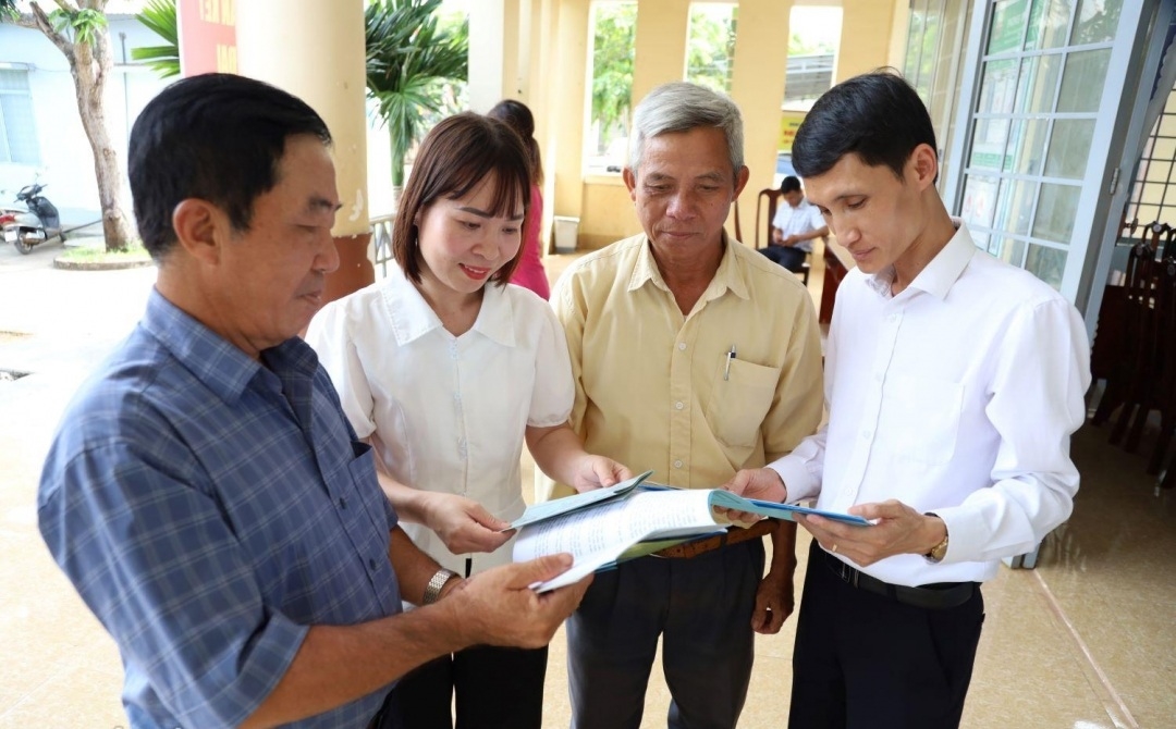 Đại biểu tham gia hội nghị tập huấn tìm hiểu tài liệu về trợ giúp pháp lý Đại biểu tham gia hội nghị tập huấn tìm hiểu tài liệu về trợ giúp pháp lý