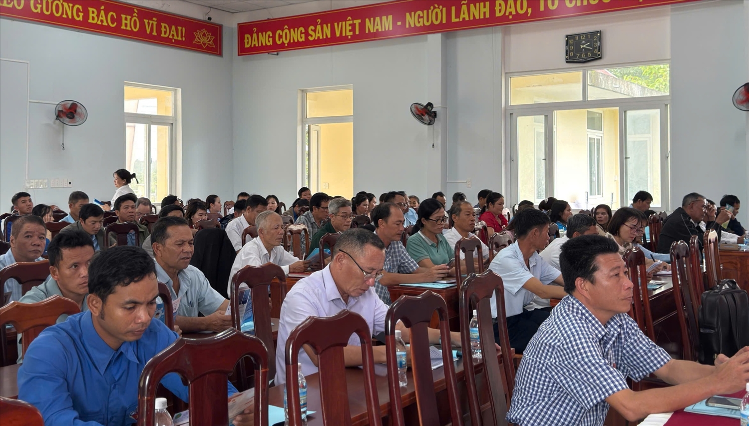 Cán bộ thôn, buôn, già làng, Người có uy tín trong cộng đồng, cán bộ đoàn thể tham gia hội nghị tập huấn Cán bộ thôn, buôn, già làng, Người có uy tín trong cộng đồng, cán bộ đoàn thể tham gia hội nghị tập huấn