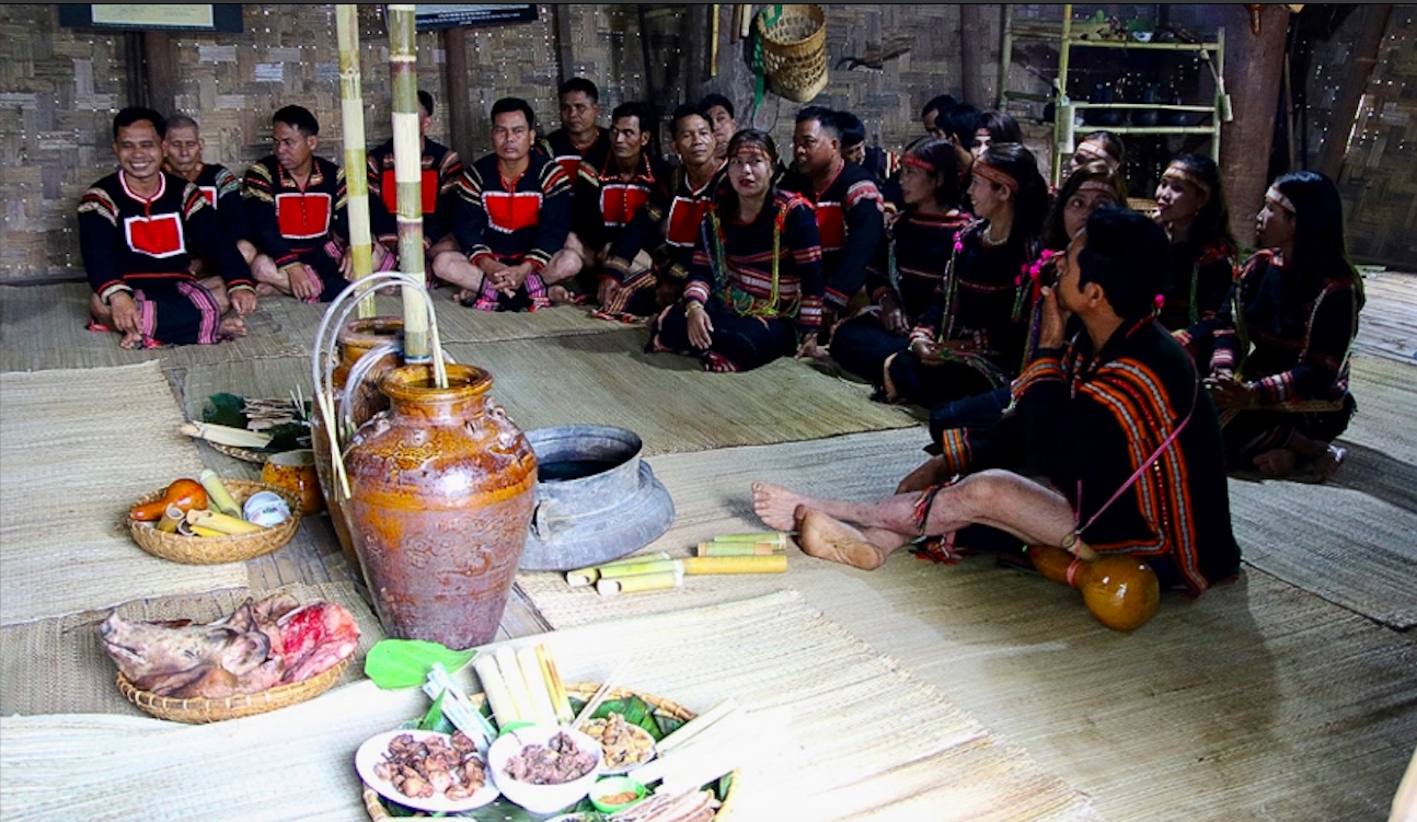 Lễ mừng lúa mới được tổ chức tại nhà chủ lúa. (Ảnh: S.T)