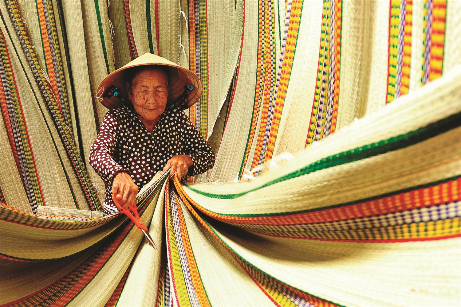 Mỗi người một việc, thành phẩm được thương lái đến gom bán ra thị trường