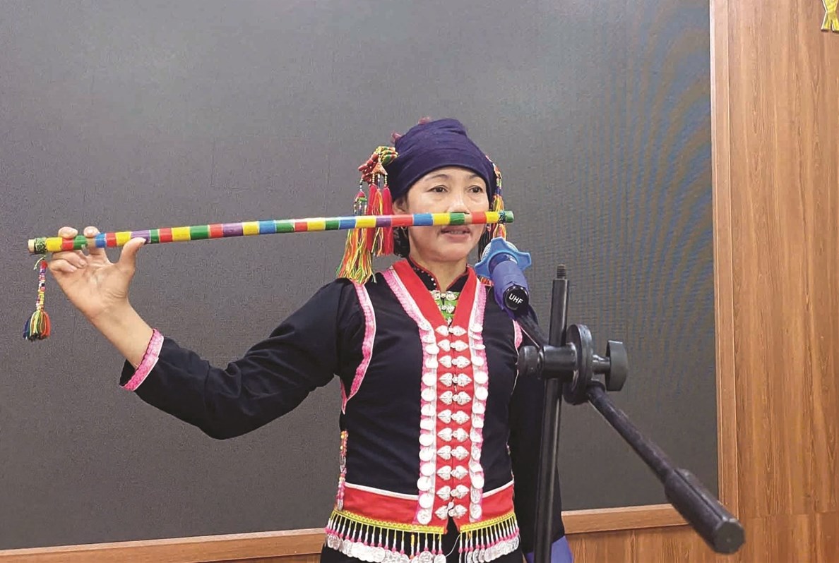 Nghệ nhân Ưu tú Quàng Thị Típ diễn tấu pí tót (sáo mũi) tại xã Mường Pồn, tỉnh Điện Biên