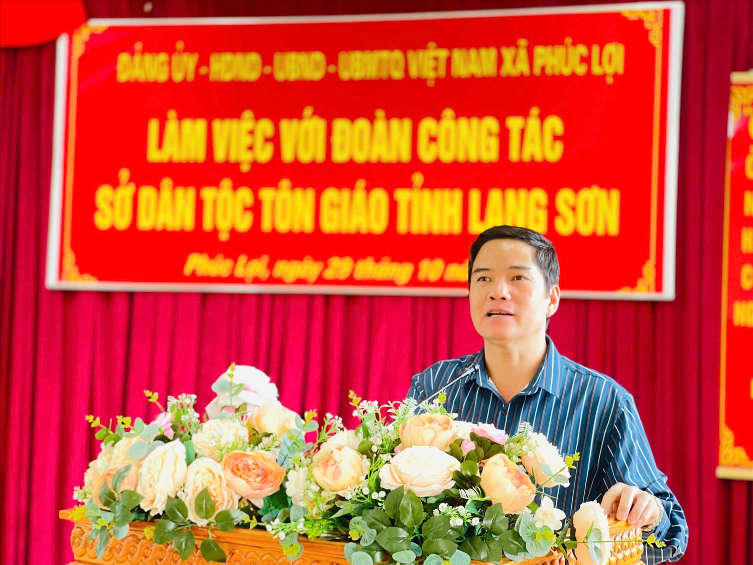 Ông Lâm Văn Viên, Phó Giám đốc Sở Dân tộc và Tôn giáo tỉnh Lào Cai phát biểu tại buổi làm việc với xã Phúc Lợi, tỉnh Lào Cai