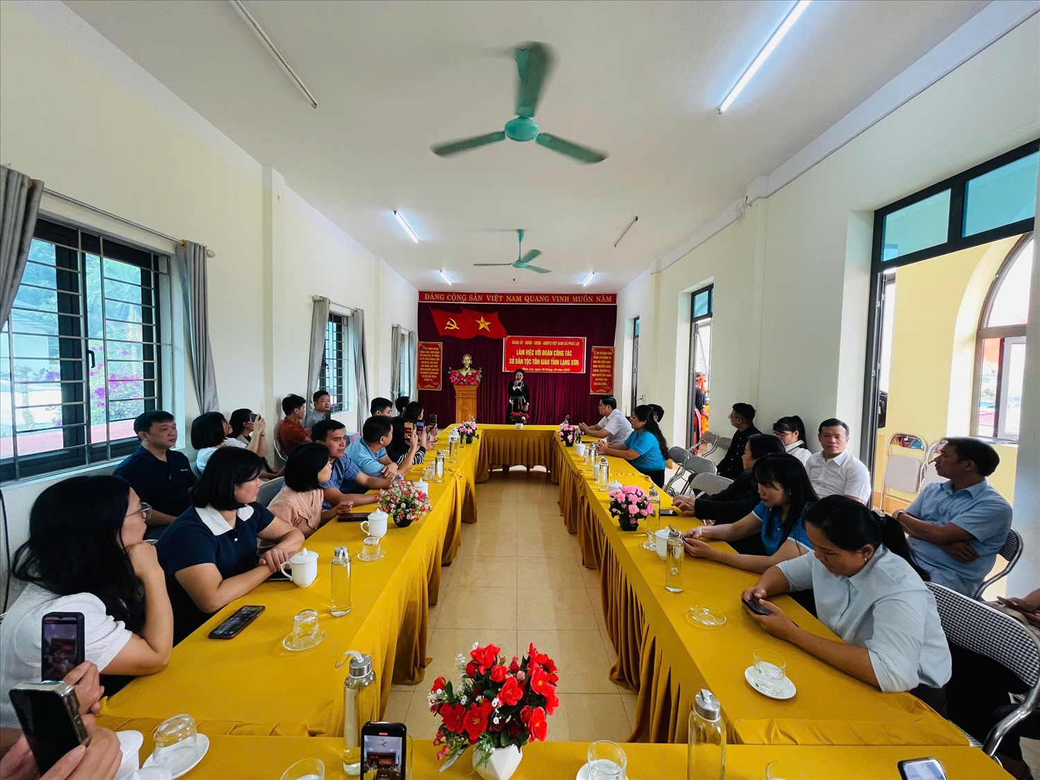 Các đại biểu được trao đổi, học tập kinh nghiệm thực hiện Tiểu dự án 2-Dự án 9: Giảm thiểu tảo hôn và hôn nhân cận huyết thống