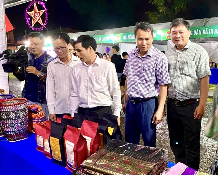 Phiên chợ thu hút đông đảo người dân đến tham quan, mua sắm
