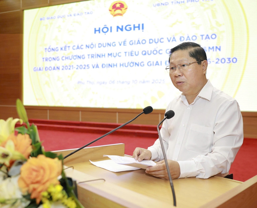 Thứ trưởng Bộ Giáo dục và Đào tạo Lê Tấn Dũng phát biểu tại Hội nghị