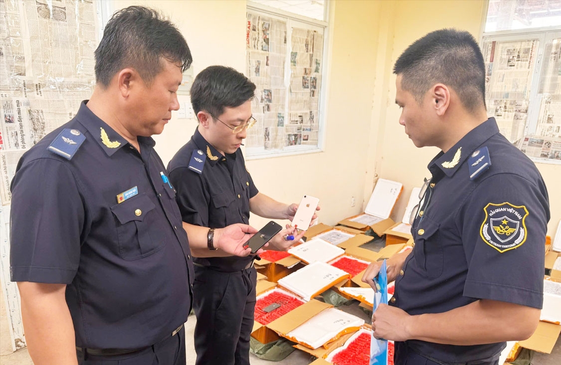 Cán bộ Hải quan kiểm tra, đối chiếu mẫu điện thoại di động trong lô hàng nghi vấn vi phạm quyền sở hữu trí tuệ