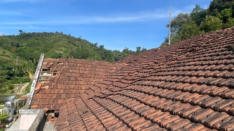 Phần mái ngói khu nhà hiệu bộ Trường PTDTBT cấp 1, 2 Măng Bút 2 bị hư hỏng do trận động đất. (Ảnh: UBND xã Măng Bút)