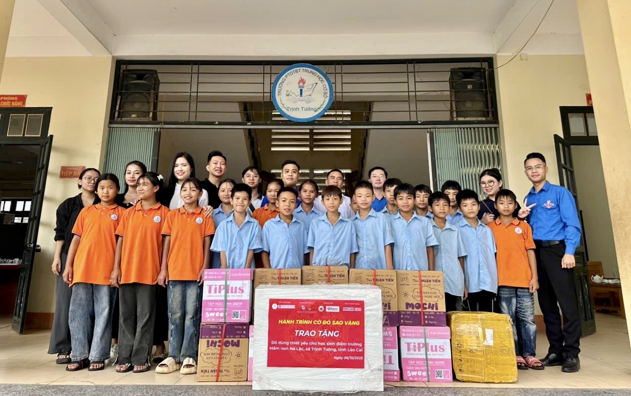 Bên cạnh đó, đoàn cũng đã trao 700 quyển vở kẻ ngang cho các em học sinh tại Trường Phổ thông Dân tộc Bán trú Trung học Cơ sở Trịnh Tường.