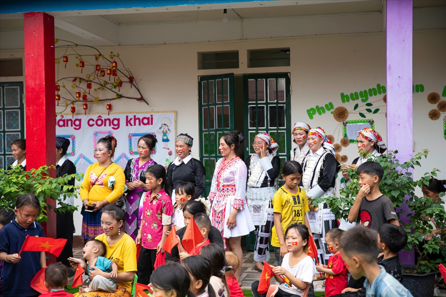 Phụ huynh của các em học sinh trong trang phục dân tộc Dao