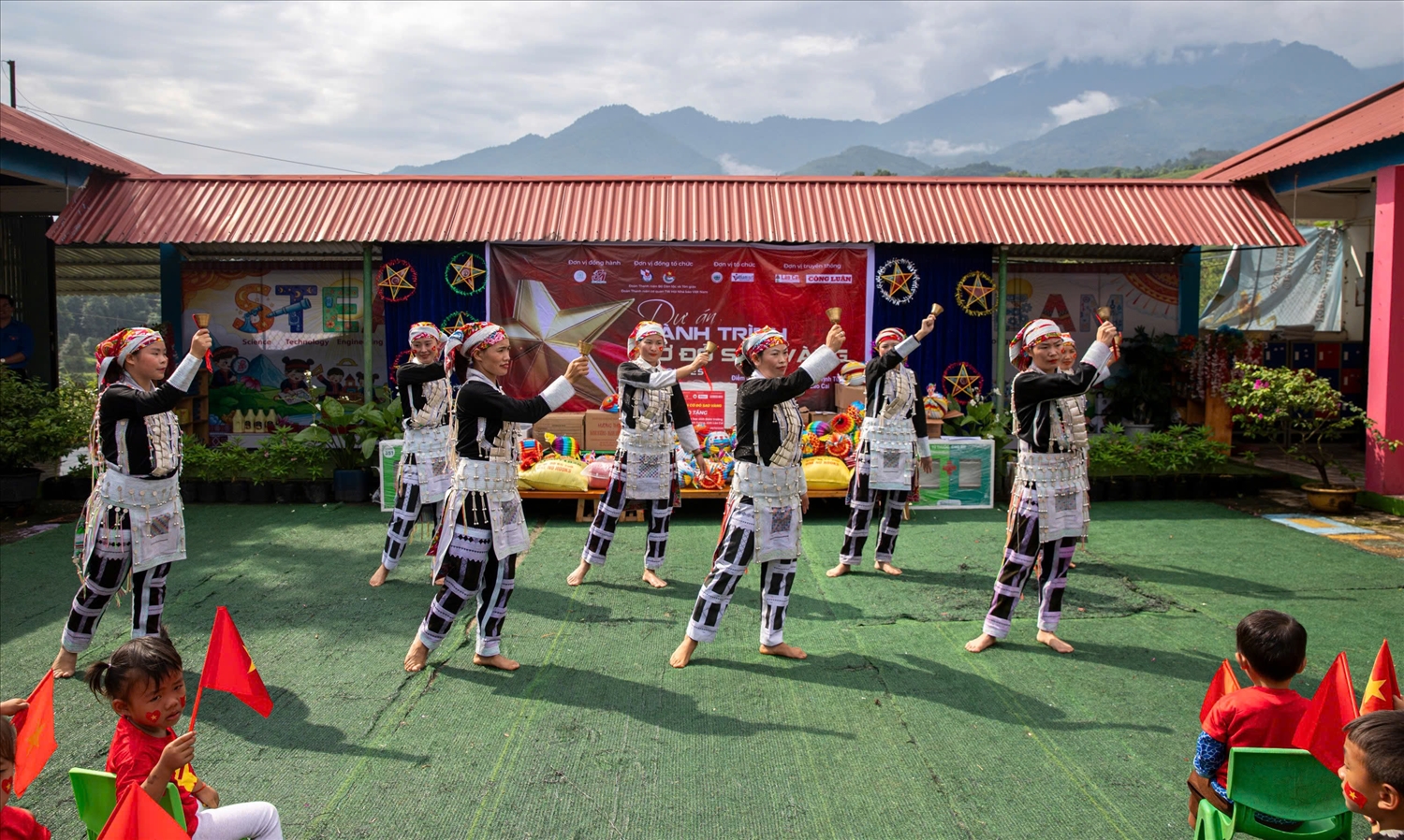 Tiết mục “Múa chuông” độc đáo, mang đậm bản sắc của dân tộc Dao, được các bậc phụ huynh thôn Tùng Chỉn 2 và Tùng Chỉn 3 cùng nhau thể hiện trong không khí rộn ràng