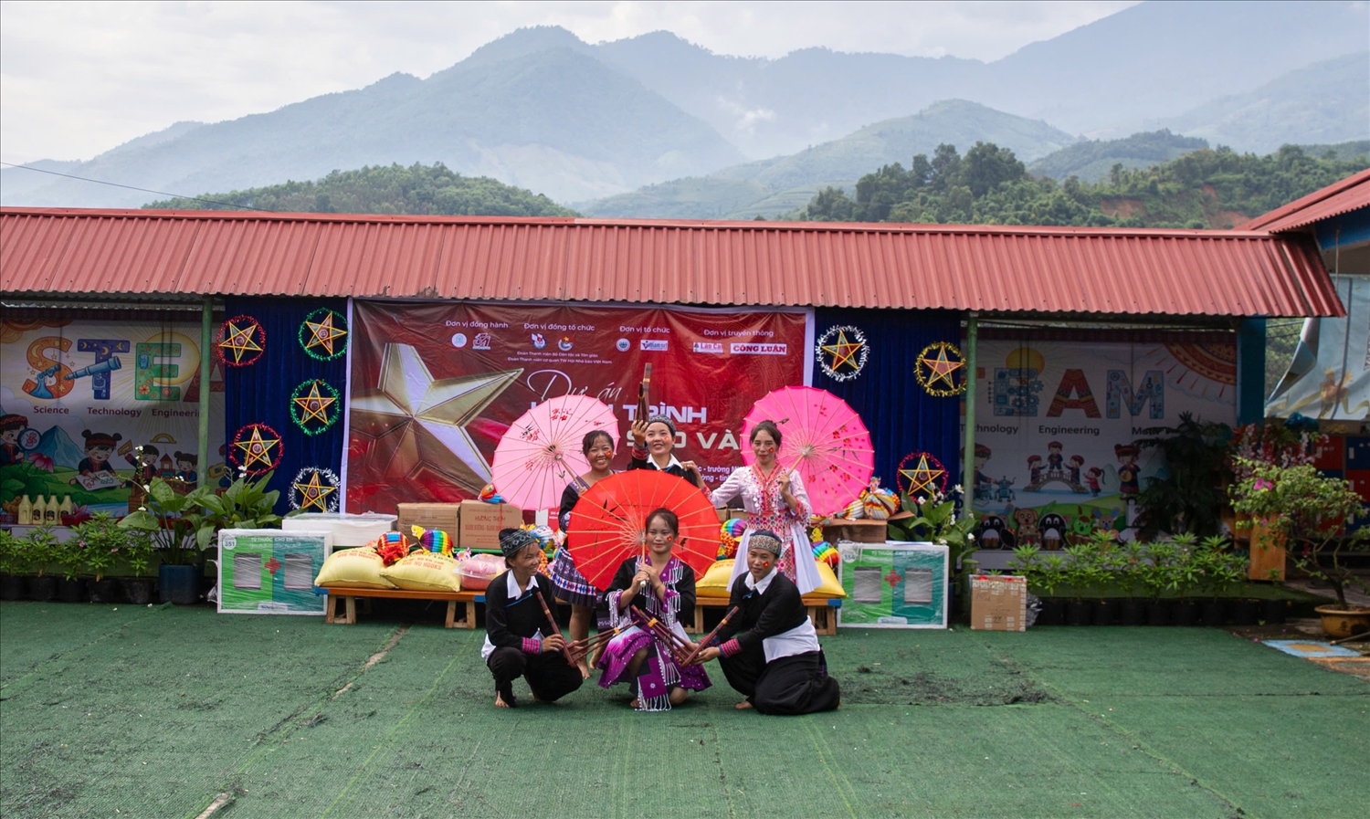 Không khí ngày hội thêm tươi vui và rực rỡ sắc màu với điệu múa “Mùa xuân vùng cao” do chính các bậc phụ huynh của thôn Nà Lặc biểu diễn.
