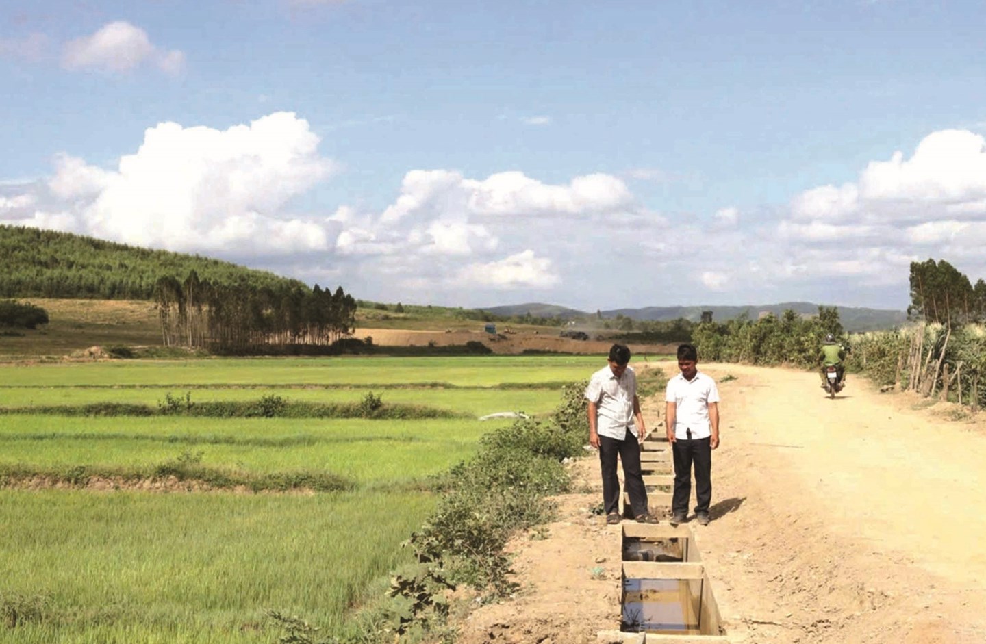 Tuyến kênh mương dẫn nước đến chân ruộng, thuận lợi cho người dân canh tác, sản xuất