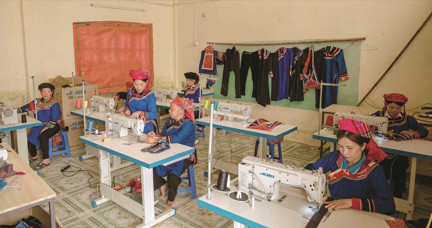 Từ nguồn vốn của Tiểu Dự án 1 - Dự án 9, Chương trình MTQG 1719 giúp Nhóm cộng đồng bảo tồn nghề thêu thổ cẩm và may trang phục truyền thống dân tộc Cờ Lao, thôn Tà Chải, xã Tân Tiến, tỉnh Tuyên Quang được thành lập với 12 thành viên