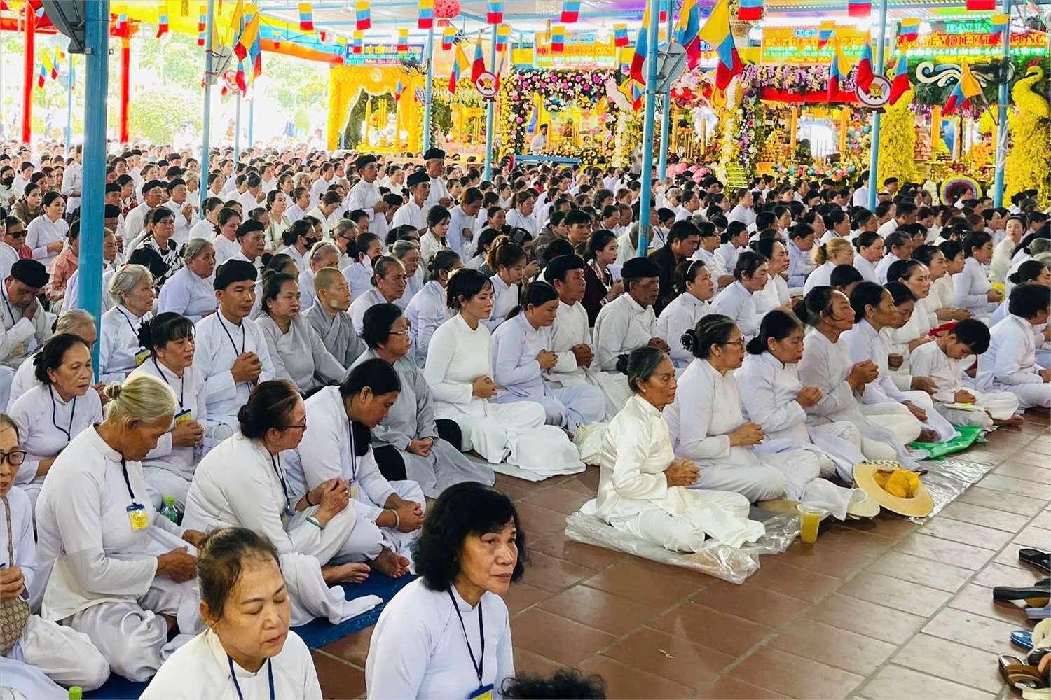 Hàng nghìn tín đồ Cao Đài đã đổ về Tòa Thánh Tây Ninh để tham dự Đại lễ Hội yến Diêu Trì Cung 2025, sự kiện lớn nhất trong năm của đạo Cao Đài.