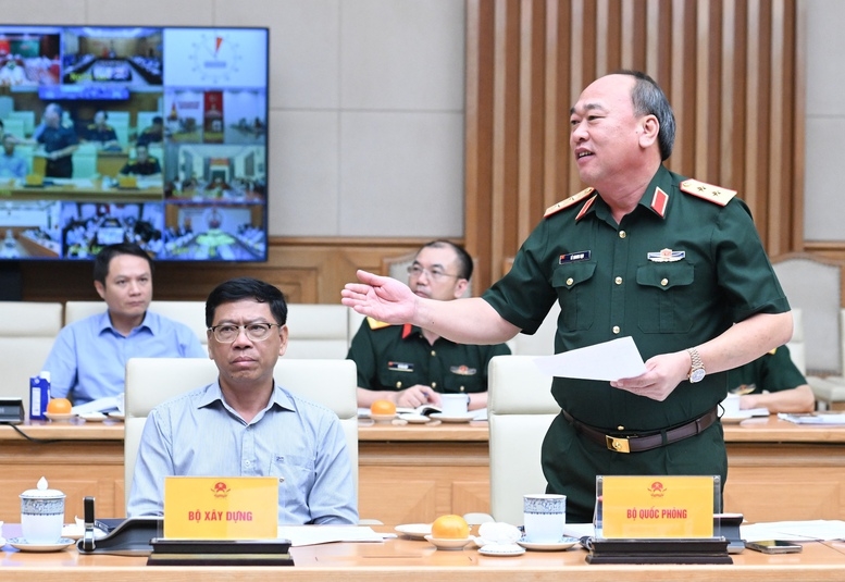 Trung tướng Lê Quang Đạo, Phó Tổng Tham mưu trưởng Quân đội nhân dân Việt Nam báo cáo tại cuộc họp- Ảnh: VGP/Nhật Bắc