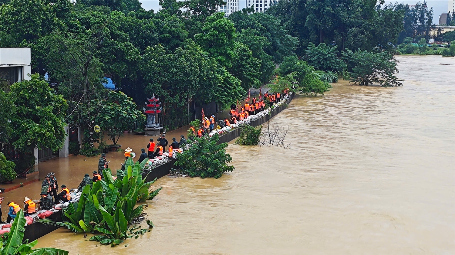 Thái Nguyên huy động hơn 1.000 người thuộc các lực lượng để hộ đê sông Cầu. (Ảnh: Nguyễn Liên)