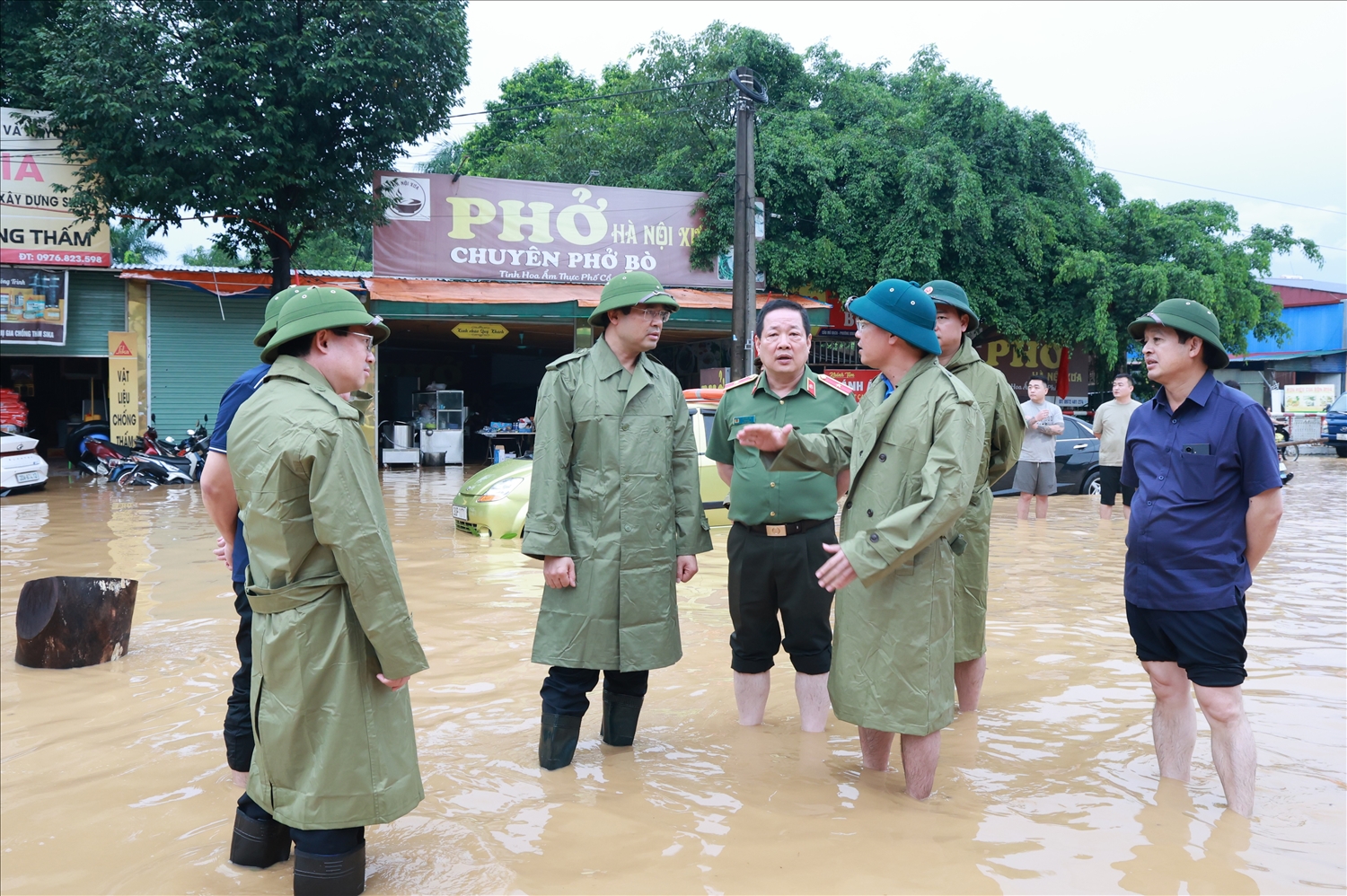 Bí thư Tỉnh ủy Thái Nguyên Trịnh Xuân Trường đã trực tiếp đi kiểm tra thực tế và chỉ đạo công tác ứng phó, khắc phục hậu quả mưa lũ tại một số điểm xung yếu và ngập úng diện rộng do hoàn lưu bão số 11 trên địa bàn tỉnh chiều ngày 7/10.