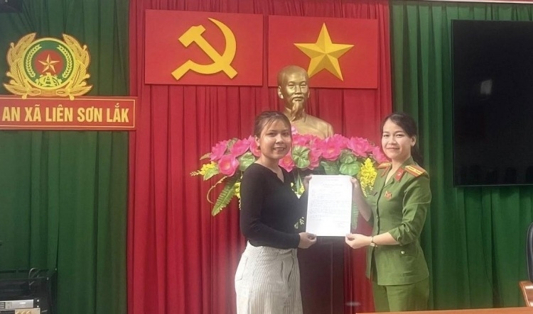 Công dân H’Thuẫn R’Ông viết đơn tình nguyện tham gia nghĩa vụ Công an Nhân dân (Ảnh: CTV)