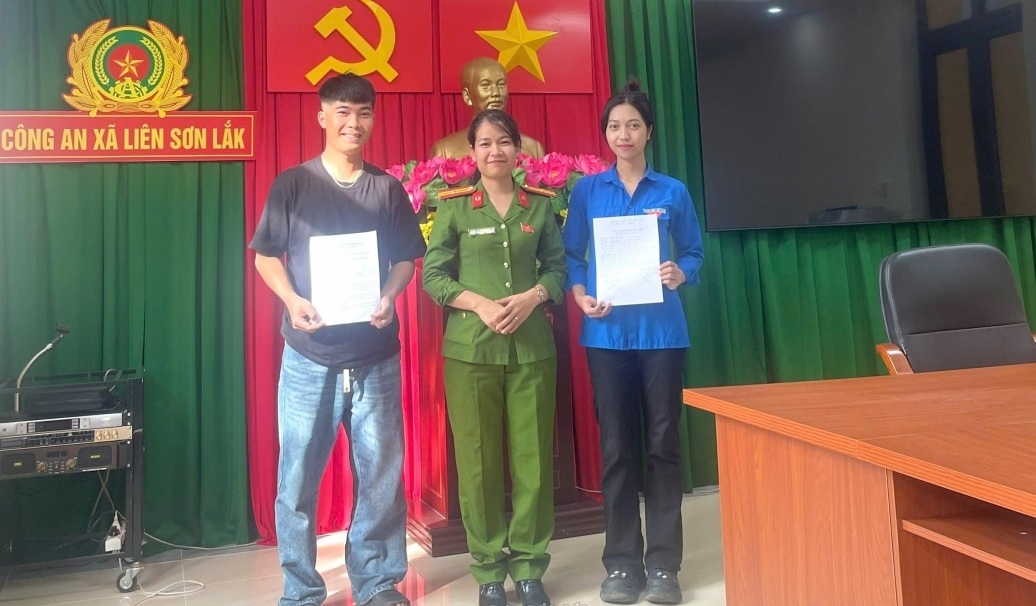 Công dân Rcom H’NaRi (áo xanh) tạm gác việc riêng tình nguyện nhập ngũ (Ảnh: CTV)