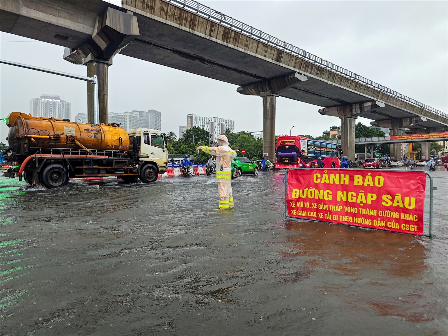 Theo ghi nhận, lượng mưa đo được ở nhiều nơi đã vượt mức lịch sử, có nơi lên tới hơn 250mm như tại Mễ Trì, gây quá tải cho hệ thống thoát nước của thành phố. Hàng loạt các trục đường chính và các tuyến phố trong khu dân cư đã biến thành 
