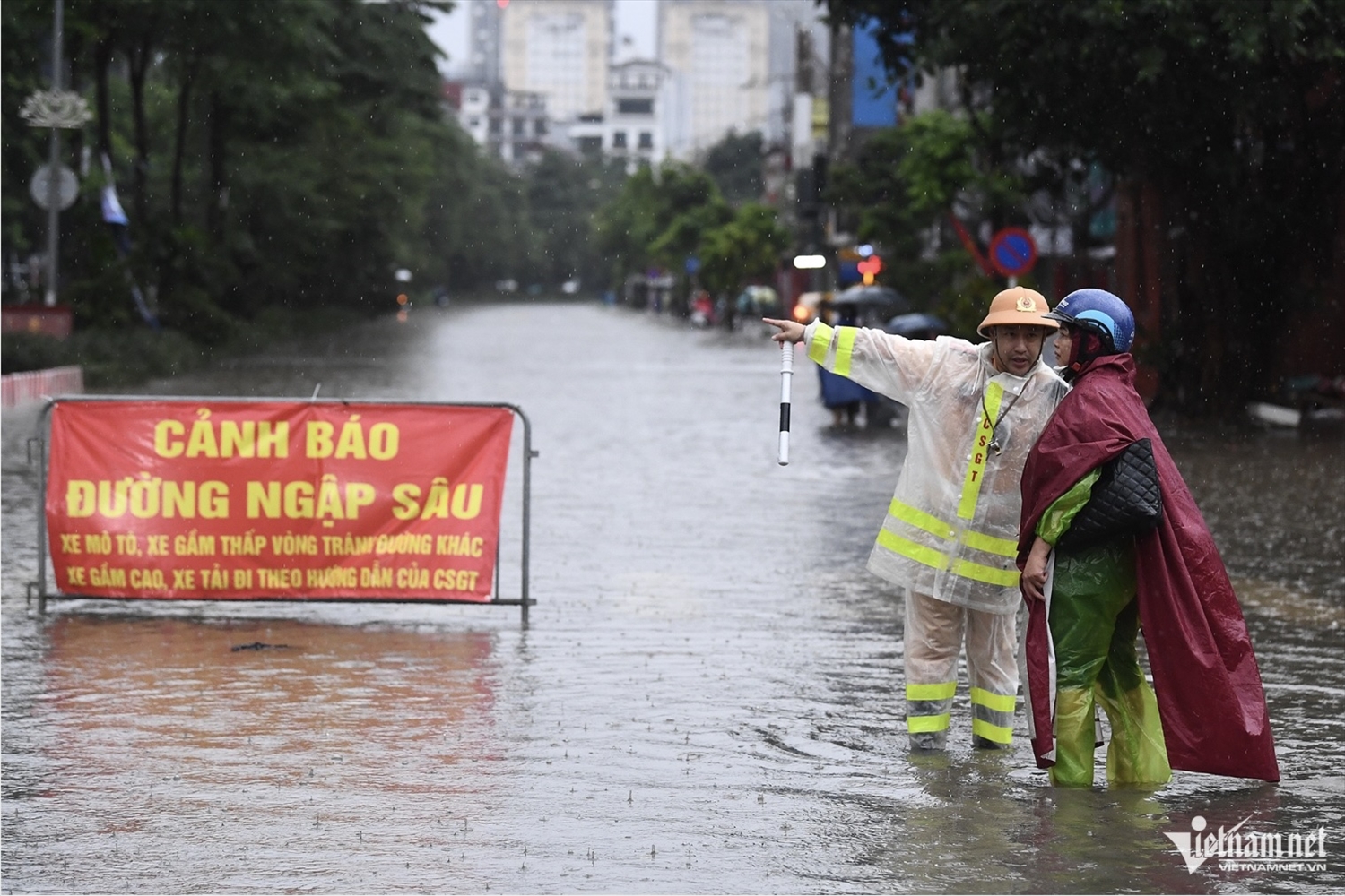  Công ty Thoát nước Hà Nội đã huy động tối đa nhân lực và phương tiện để ứng trực tại các điểm ngập sâu, thực hiện các biện pháp tiêu thoát nước. Lực lượng Cảnh sát giao thông cũng đã có mặt, ứng trực tại các nút giao thông trọng điểm để phân luồng, hướng dẫn người dân di chuyển theo các lộ trình thay thế.