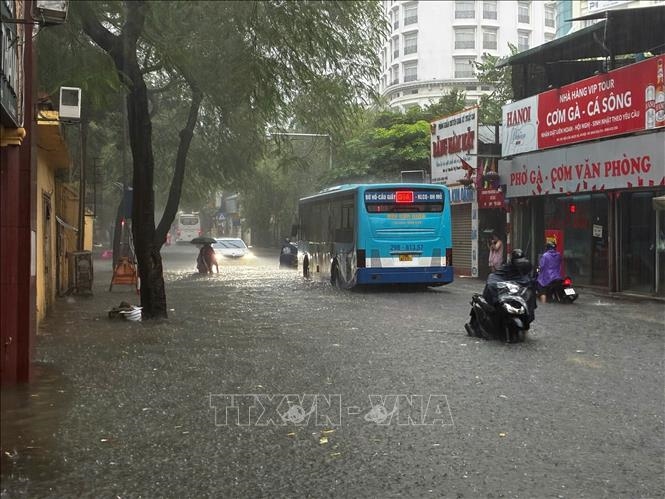 Phố Đội Cấn ngập sâu vào sáng 7/10. Ảnh: Lê Đông/TTXVN