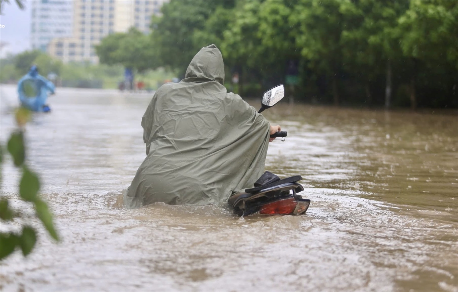 Nhiều phương tiện chết máy khi đi qua các khu vực ngập sâu. Ảnh: TA28