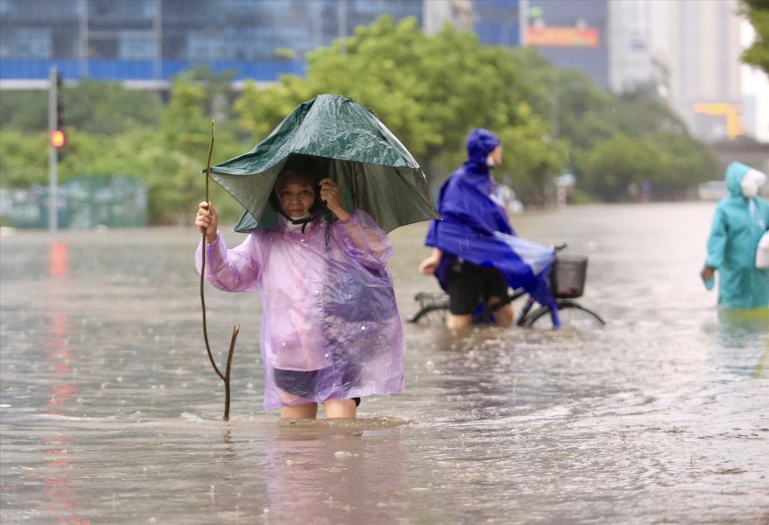 Cơ quan chức năng khuyến cáo người dân hạn chế di chuyển qua các khu vực ngập sâu, thường xuyên cập nhật thông tin về tình hình giao thông và tuân thủ hướng dẫn của các lực lượng chức năng để đảm bảo an toàn.