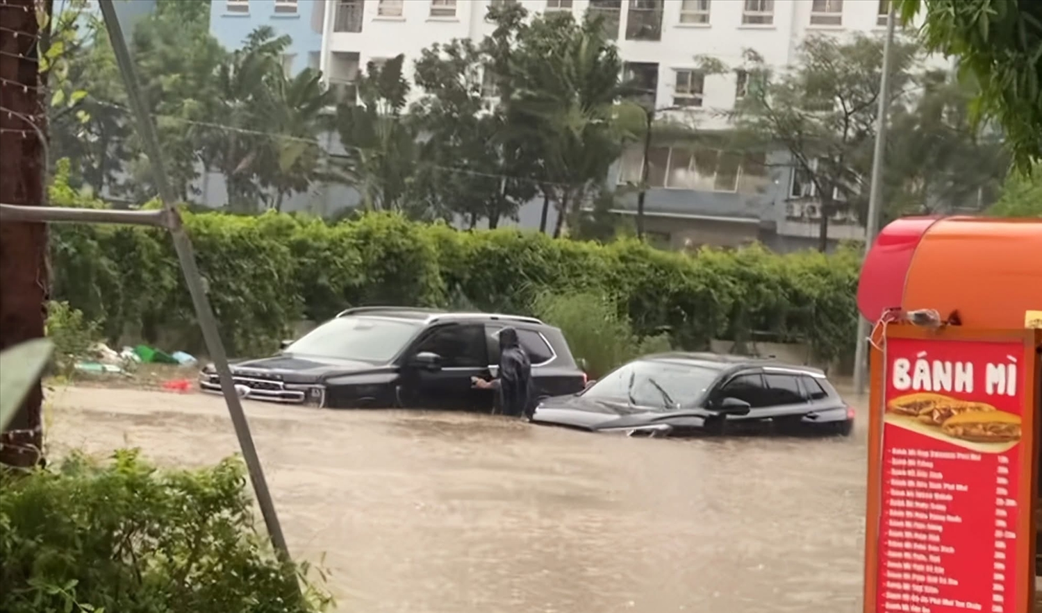 Nhiều phương tiện đã chôn chân giữa biển nước