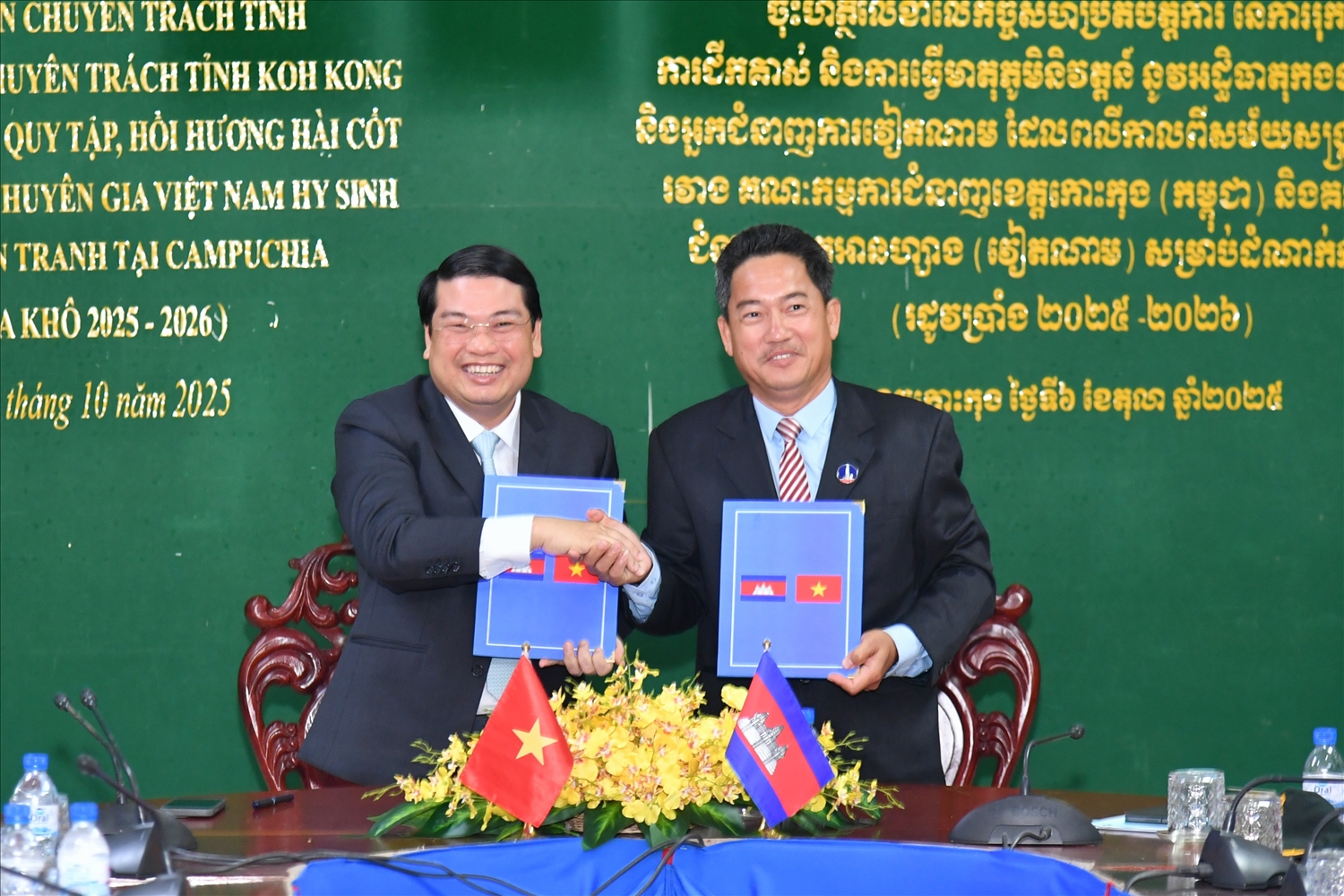 Phó Chủ tịch UBND tỉnh An Giang Lê Trung Hồ và Ngài Hak Leng, Phó Tỉnh trưởng, Trưởng Ban Chuyên trách tỉnh Koh Kong thực hiện nghi thức ký kết biên bản.