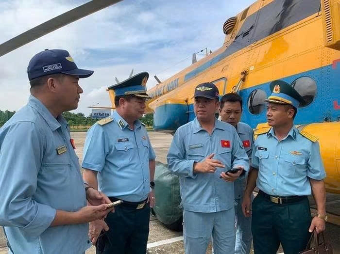 Thiếu tướng Vũ Hồng Sơn - Tư lệnh Quân chủng Phòng không - Không quân và các tổ bay tính toán phương án bay tới Lạng Sơn, tại sân bay Gia Lâm, sáng 8/10. Ảnh:ITN