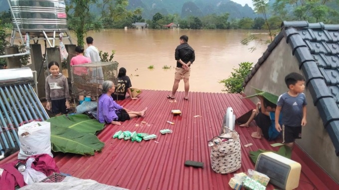 Nước lũ dâng cao, người dân ở xã Dân Tiến, tỉnh Thái Nguyên “cố thủ” trên mái nhà chiều 7/10. (Ảnh: Huệ Lê)