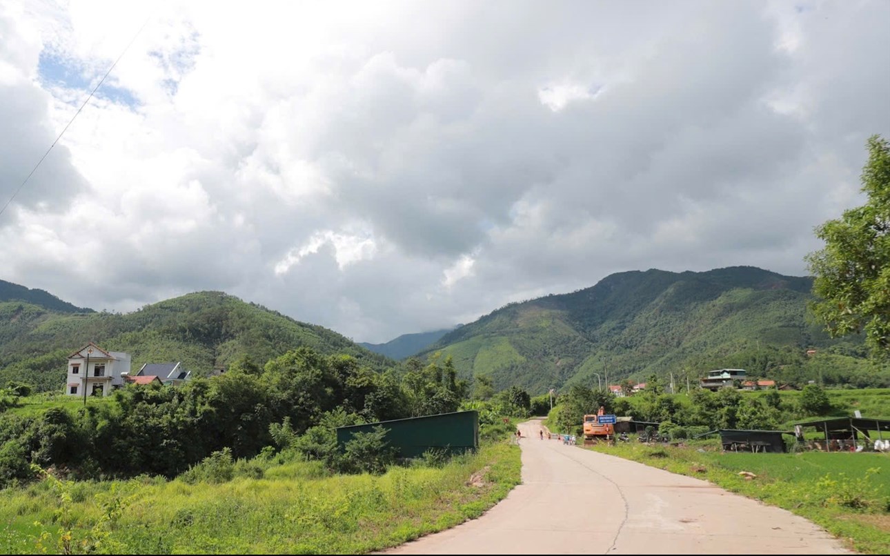 Những con đường bê tông trải dài của thôn thuận lợi cho việc giao thông, đi lại của người dân