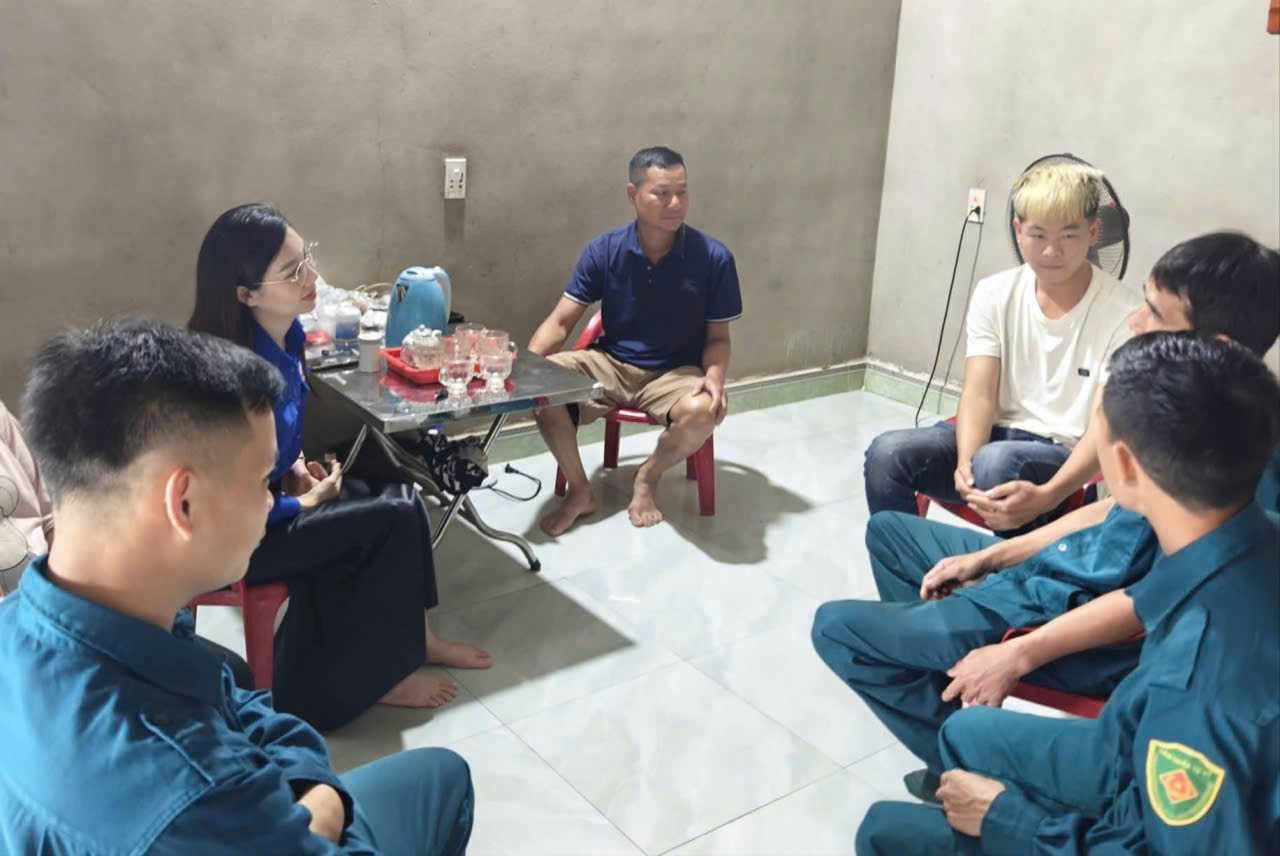 Hội đồng nghĩa vụ quân sự xã gặp gỡ, động viên các thanh niên trong đợt tuyển quân năm nay